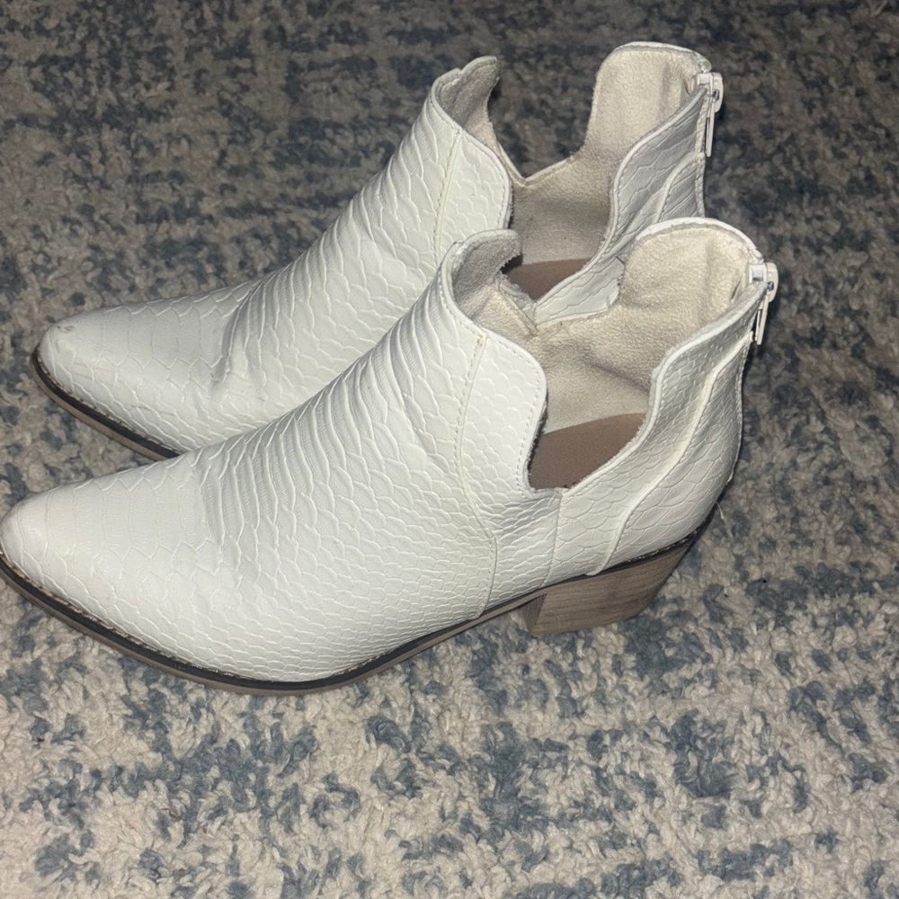 Pierre Dumas White Textured Cutout Ankle Booties